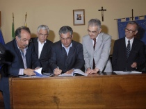 Firma del protocollo dintesa relativo al patto dei Sindaci avvenuta questa mattina in aula consiliare: presenti il sindaco di San Gregorio Remo Palermo e quello di Aci Catena Ascenzio Maesano